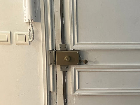 Photo d’une porte d’appartement avec serrure en applique