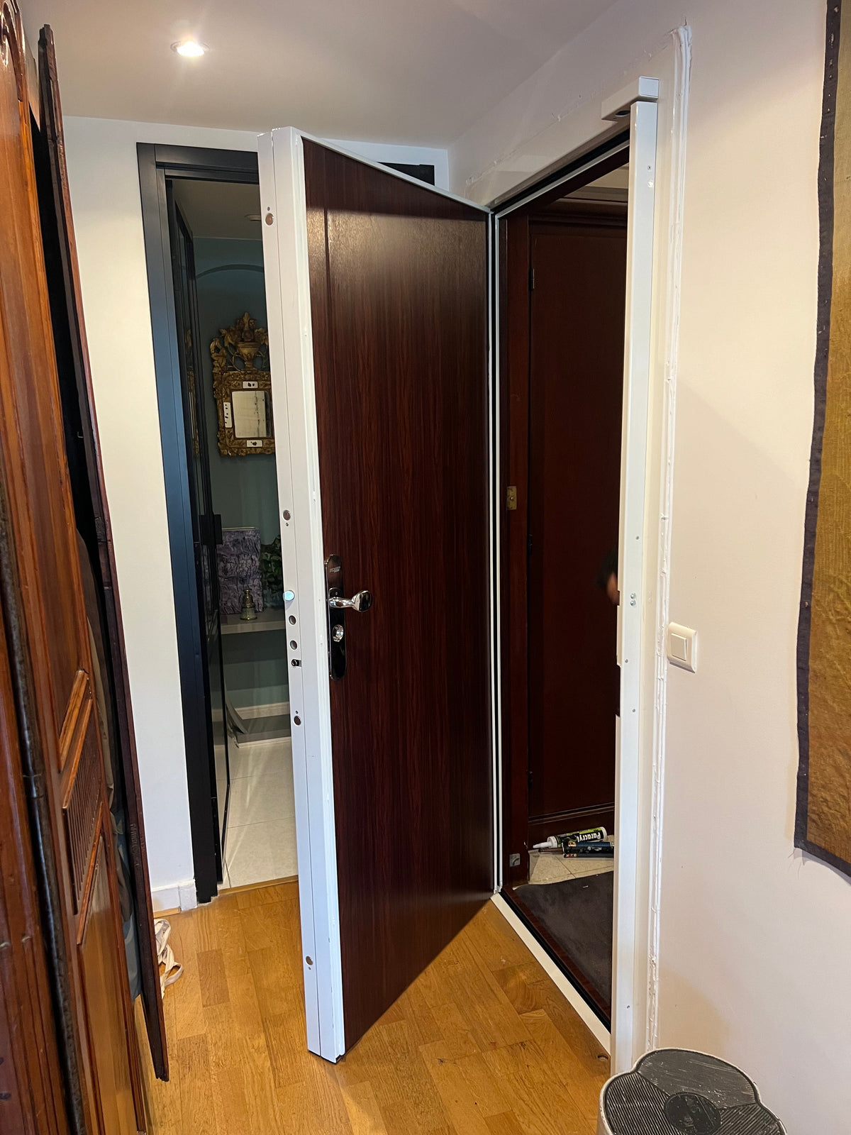Bloc parisien certifié BP3 abierto: cara exterior de madera de caoba y cerradura Picard