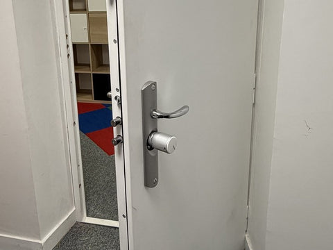 Changement de serrure Paris 2 : photo de la porte du bureau envoyée sur WhatsApp