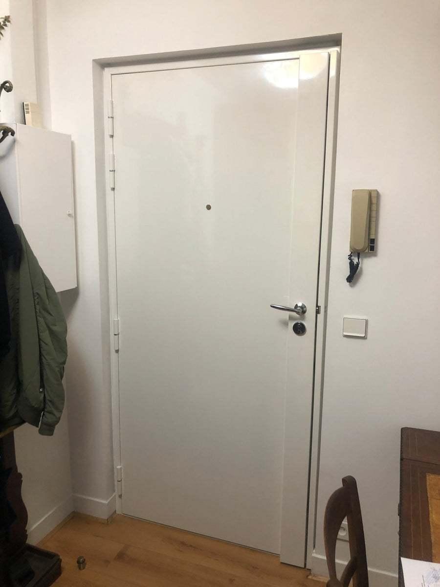 Blindage de porte côté appartement, acier laqué blanc et serrure multipoints