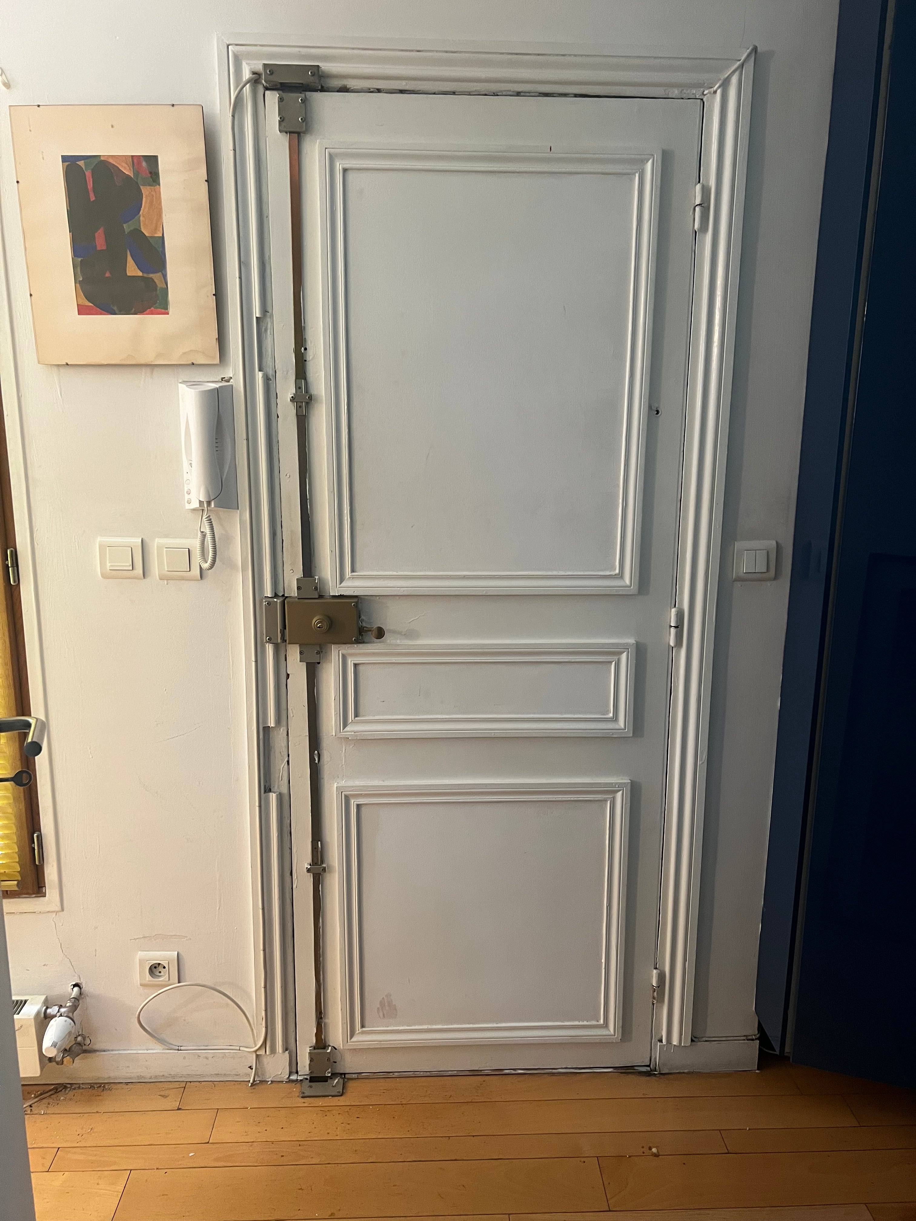 Photo d’une porte d’appartement avec serrure en applique