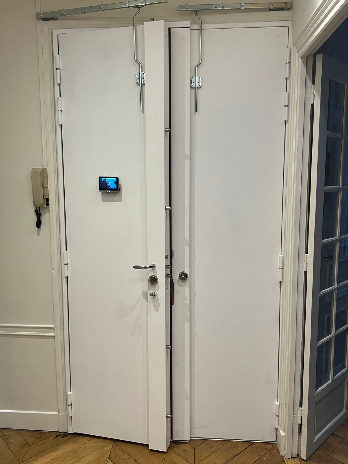 La même porte à double vantaux après la pose du blindage
