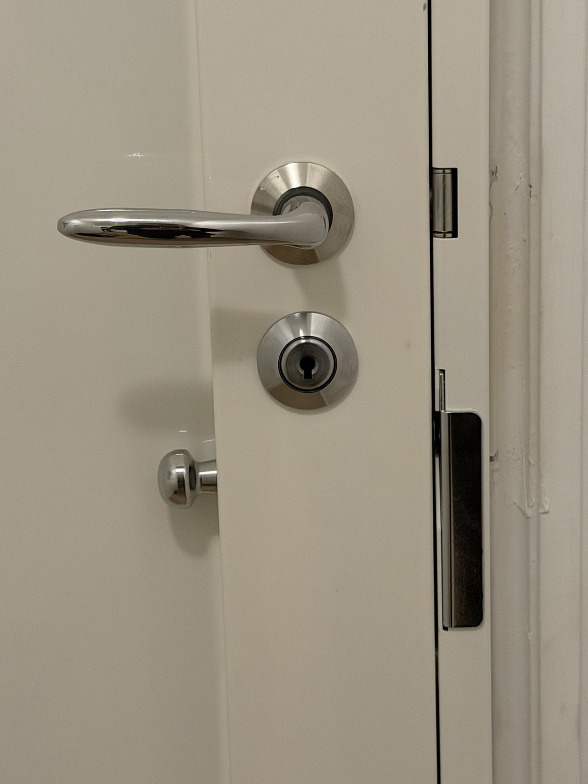 Changement de serrure à Paris : béquille et cylindre neufs sur une porte blindée