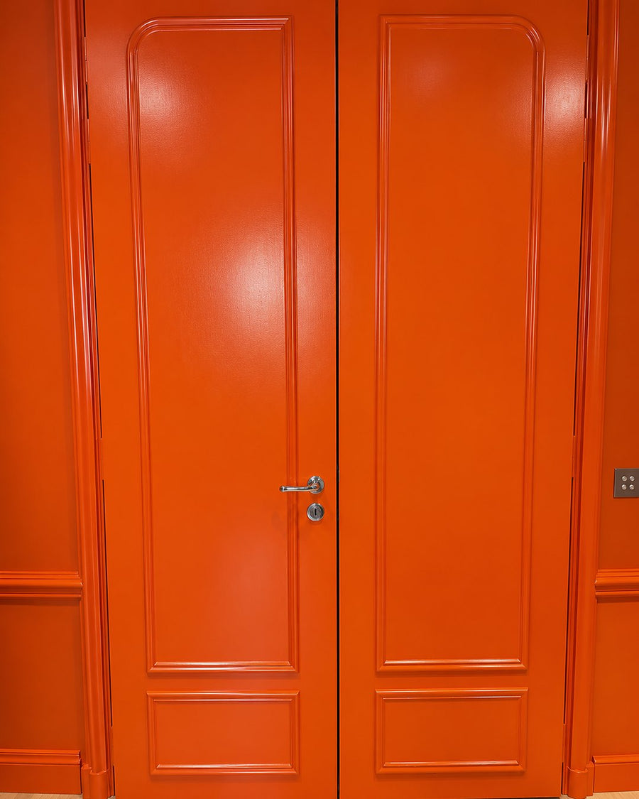 Double porte blindée à moulures laquée orange, poignée chromée