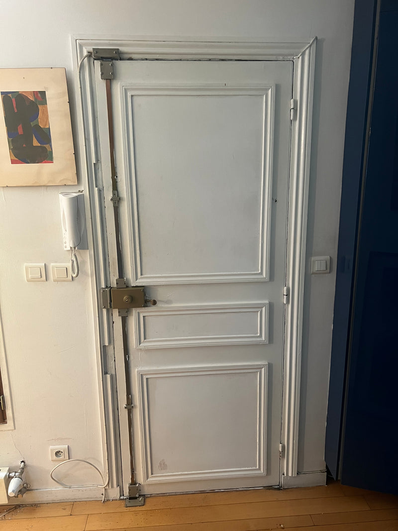 Porte simple à moulures avant blindage, côté appartement, avec crémone et serrure en applique