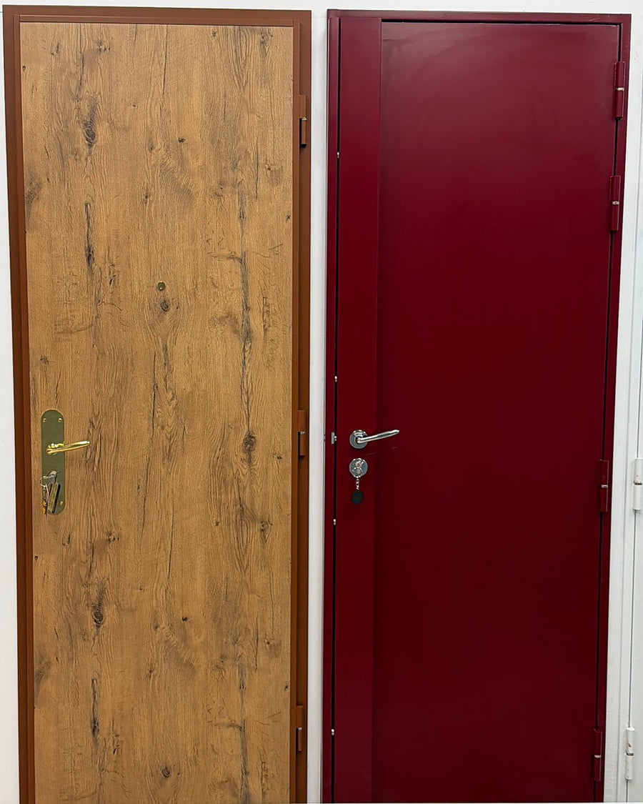Deux portes blindées côte à côte, finition chêne et finition bordeaux